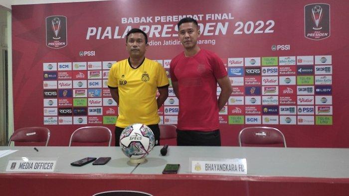 Pelatih Bhayangkara FC Widodo C Putro bersama pemain Indra Kahfi hadir dalam sesi jumpa pers, Sabtu (2/7/2022). Laga Bhayangkara FC vs PSIS Semarang akan digelar di Stadion Jatidiri Kota Semarang, Minggu (3/7/2022).