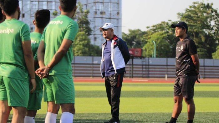 Pelatih Kepala Persipa Pati, Nazal Mustofa (topi putih) memberikan arahan pada para penggawa Laskar Saridin dalam sesi latihan di Stadion Joyokusumo Pati beberapa waktu lalu.