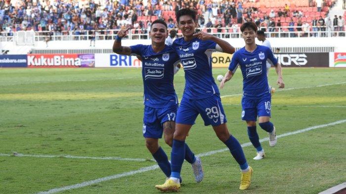 Pemain PSIS Semarang Septian David Maulana (kanan) bersama rekannya, Gali Freitas merayakan gol keduanya ke gawang Arema FC dalam laga pekan ketujuh BRI Liga 1 2023/2024 di Stadion Jatidiri Semarang, Rabu (9/8/2023). PSIS berhasil menang 2-0 dalam laga ini