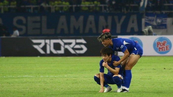 Pemain PSIS Semarang Taisei Marukawa (jongkok).