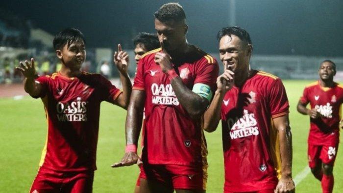 Pemain Persijap Jepara Rosalvo Candido Rosa Junior melakukan selebrasi seusai mencetak gol perdana ke gawang Persikas, Selasa (24/9/2024). Laga lanjutan Liga 2 antara Persijap Jepara vs Persikas Subang itu digelar di Stadion Moch Soebroto Magelang dan berakhir dengan skor 3-0.