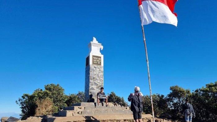 Pendaki berfoto di Puncak Gunung Lawu, Hargo Dumilah.