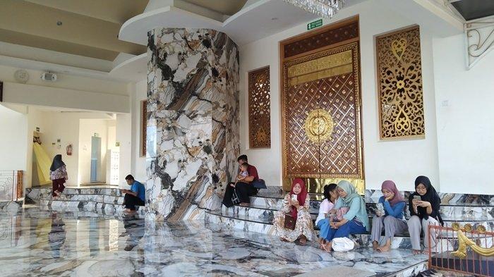 Pengunjung beristirahat di teras Masjid As-Shodiqin di Rest Area As-Shodiqin di Desa Madura, Kecamatan Wanareja, Kabupaten Cilacap. Masjid berbentuk kapal ini menjadi daya tarik pemudik yang melintasi Jalur Selatan Jawa Tengah.