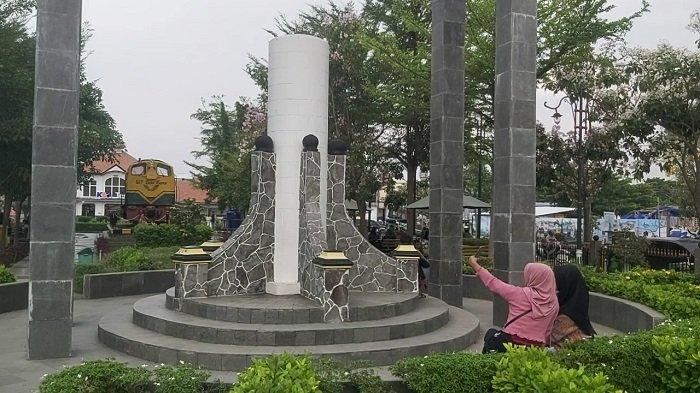 Pengunjung menikmati Taman Pancasila, Kota Tegal, Minggu (29/9/2024). Taman Pancasila merupakan taman peninggalan kolonial Belanda yang direnovasi dan diresmikan Presiden Pertama RI Soekarno.