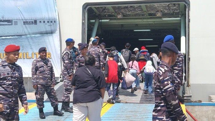Peserta mudik gratis mulai masuk ke KRI Banda Aceh 593 di Pelabuhan Tanjung Emas Semarang, Minggu (14/4/2024).