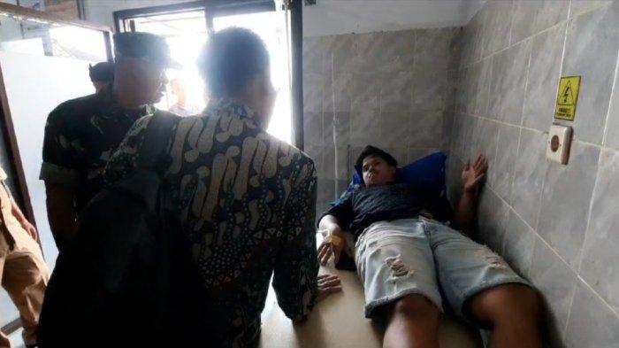 Kondisi petugas KPPS Desa Majingklak, Kecamatan Wanareja, Cilacap yang saat ini dirawat di Puskesmas Wanareja 1 yang diduga mengalami keracunan usai menyantap makanan dari acara Bimtek. Selasa (30/1).