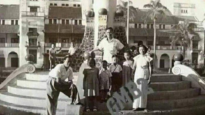 Potret zaman dulu yang memperlihatkan warga berfoto di Taman Pancasila Kota Tegal, setelah diresmikan Presiden Pertama RI Soekarno. Sejak dibangun hingga sekarang, Taman Pancasila memiliki tugu ikonik berupa lingga dan yoni.