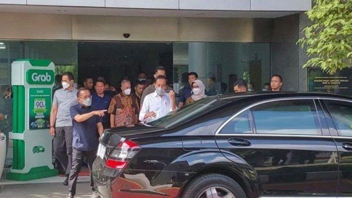 Presiden Joko Widodo saat meninggalkan akan masuk ke dalam mobil usai menjenguk budayawan dan cendekiawan muslim Emha Aiunun Najib atau sering dipanggil Cak Nun di RSUP dr Sardjito Yogyakarta.