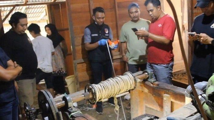 Unit II Tipidter Satreskrim Polres Kebumen menggerebek pertambangan emas ilegal di Dukuh Wanayasa, Desa Karangmojo, Kecamatan Karanggayam, Kabupaten Kebumen, Jawa Tengah, Rabu (26/6/2024). Pertambangan emas ilegal ini berada di dalam gubuk di tengah perkebunan pepaya.