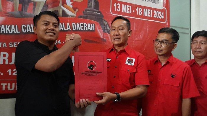 Sekretaris Dinas Pemadam Kebakaran (Damkar) Kota Semarang, Ade Bhakti Ariawan, mengambil formulir ke DPC PDI Perjuangan Kota Semarang, Jumat (10/5/2024). Dua ASN Kota Semarang, termasuk Ade Bhakti, dipanggil KASN. Satu ASN lainnya yakni Sekda Kota Semarang, Iswar Aminuddin.