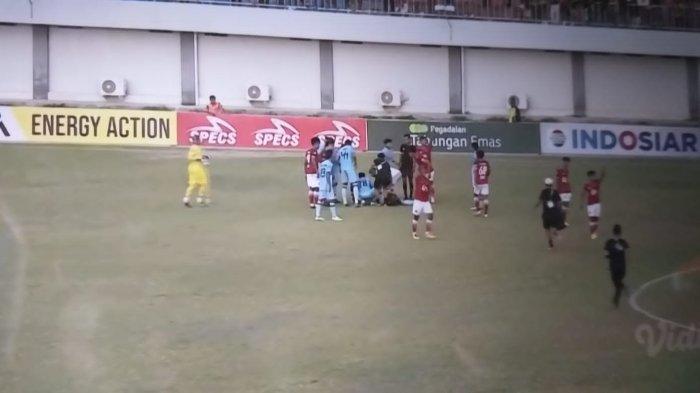 Pemain Persela Lamongan, Silvio Escobar mengalami kolaps saat laga melawan Persekat Tegal di Stadion Mochtar, Pemalang, Senin 25 September 2023.