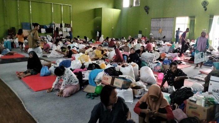 Suasana pengungsian banjir Demak di Balai Desa Jati Wetan, Kudus, Rabu (14/2/2024). Para pengungsi menyambut baik penundaan Pemilu 2024 di wilayah mereka akibat banjir.