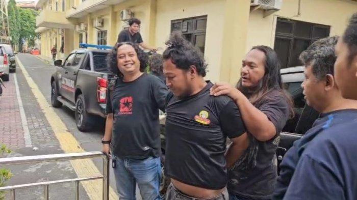 DITANGKAP - Tampang Aditya Dwi Nugraha tersangka yang menghabisi nyawa perempuan berinisial DNS (29) saat ditangkap polisi di Surabaya, Selasa (10/6/2025). . Dia mengaku menghabisi korban karena sakit hati selepas bertransaksi open BO.
