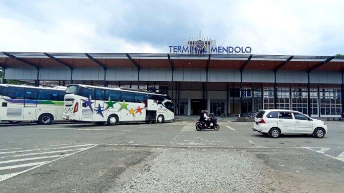 Suasana di Terminal Bus Tipe A Mendolo Wonosobo, beberapa bus terparkir di depan kantor baru terminal, Rabu (27/12/2023).