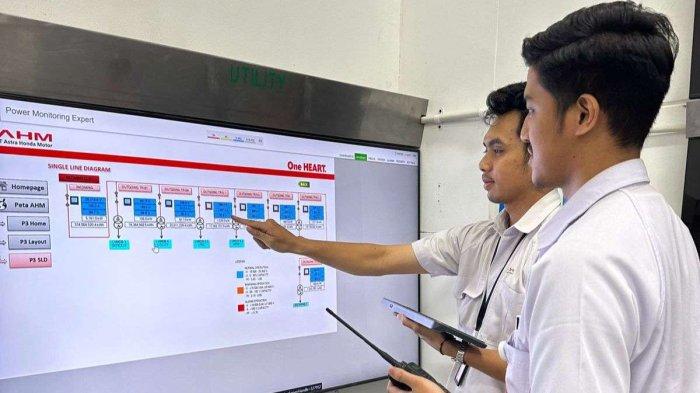 Tim enginering AHM sedang melakukan pemantauan konsumsi energi melalui dashboard monitoring energi yang dikembangkan oleh AHM.