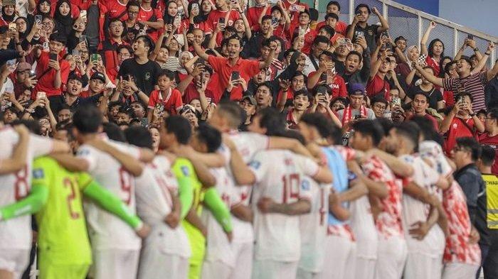 Timnas Indonesia mengucapkan terima kasih kepada suporter seusai laga melawan Filipina dalam laga kualifikasi Piala Dunia 2026 di Stadion Utama Gelora Bung Karno Jakarta, Selasa (11/6/2024).