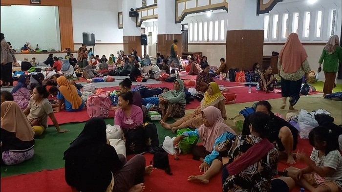 Warga Kudus yang menjadi korban banjir mengungsi di DPRD Kudus, Minggu (17/3/2024). Selain warga Kudus, ada juga warga dari Demak yang turut mengungsi di gedung wakil rakyat ini.