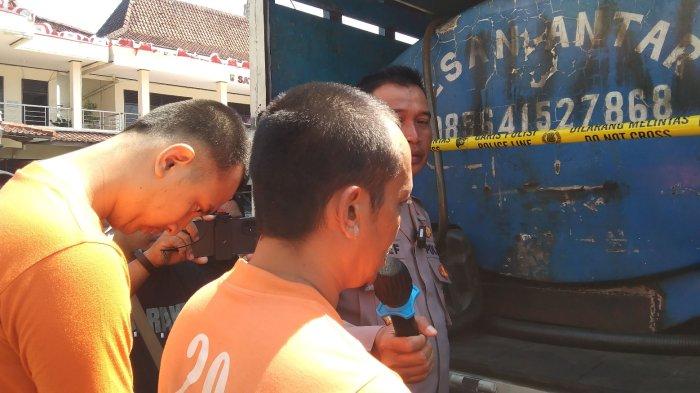 Bapak dan anak tersangka penyalahgunaan dan penjual BBM subsidi saat dihadirkan dalam konferensi pers di Mapolresta Cilacap, Senin (28/8/2023).