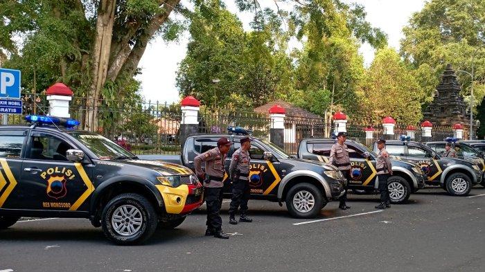 Bupati Wonosobo, Kapolres, dan Dandim mengecek kendaraan operasional personel pengamanan Natal dan Tahun Baru atau Nataru saat Apel Gelar Pasukan Operasi Lilin Candi 2023 di kompleks Alun-alun Wonosobo, Jumat (22/12/2023).