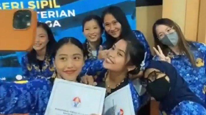 Atlet putri berprestasi melakukan swafoto setelah menerima SK pengangkatan sebagai PNS formasi atlet berprestasi di Auditorium Wisma Kemenpora, Senayan, Jakarta Pusat, Rabu (5/7/2023) malam. Malam itu, ada 27 atlet dari lima cabang olahraga yang diangkat sebagai PNS.