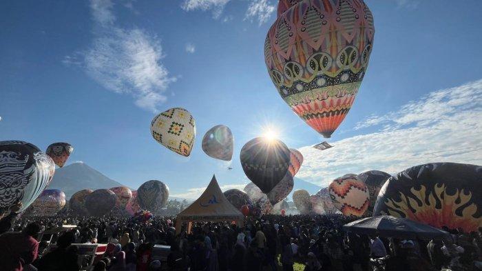 Kemeriahan penerbangan balon udara di Stadion Randumas, Desa Semayu, Kecamatan Selomerto, Kabupaten Wonosobo, Jumat (12/4/2024).