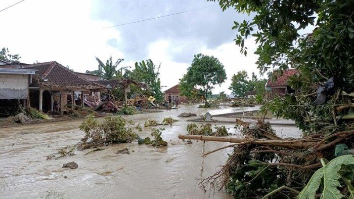 Banjir bandang menyapu permukiman di Desa Baturagung, Kecamatan Gubug, Kabupaten Grobogan, Jawa Tengah, Selasa (21/1/2025).