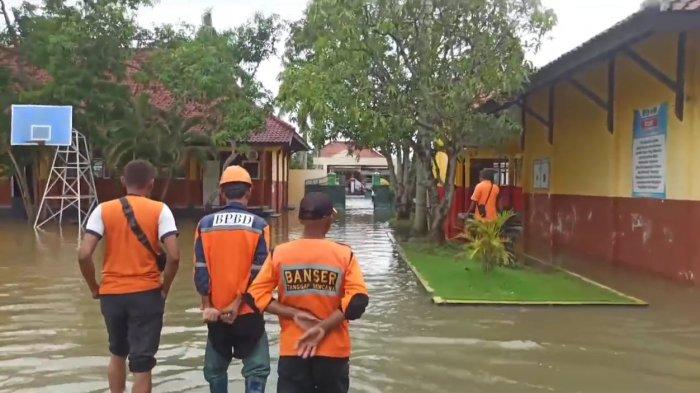 Kondisi banjir di wilayah Kecamatan Kroya, Cilacap akibat meluapnya sungai Kaliwates setelah hujan deras yang melanda wilayah tersebut seharian, Jumat (29/11/2024).