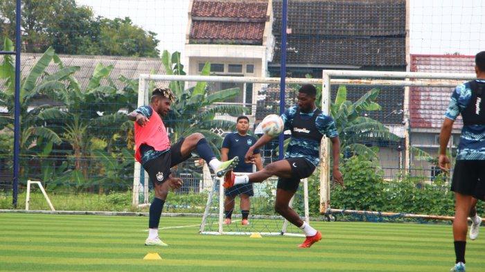Pemain PSIS Semarang, Barnabas Sobor dan Boubakary Diarra berebut bola di sesi latihan di Lapangan Wisesa, Mranggen, Demak, Kamis (15/2/2024).
