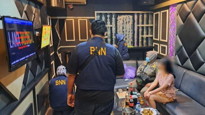 Tim gabungan Badan Narkotika Nasional (BNN) Kabupaten Banyumas merazia sejumlah tempat hiburan malam di Purwokerto, Banyumas, Jawa Tengah, Jumat (29/12/2023).