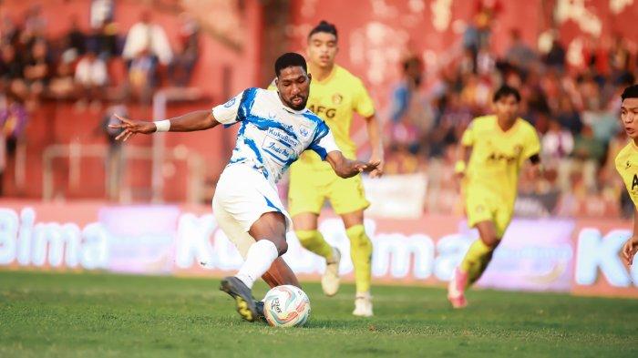 Aksi pemain PSIS Semarang Boubakary Diarra dalam laga kontra Persik Kediri di pekan ke-10 BRI Liga 1 2023/2024 di Stadion Brawijaya Kediri, Jumat (25/8/2023). Hasil imbang 1-1 menjadi hasil akhir dalam laga ini.