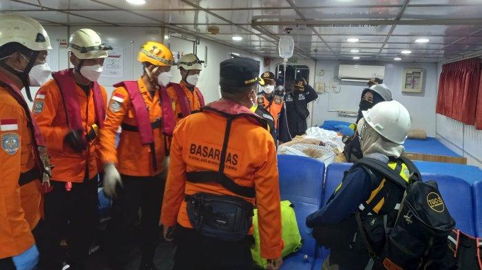 Tim SAR gabungan evakuasi bule asal Amerika Serikat yang mengalami serangan stroke di Kapal Pesiar Viking Cruise saat bertolak dari Pelabuhan Tanjung Emas Semarang.