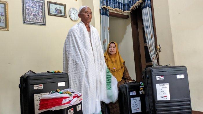 Iskan Engsan (61) bersama istrinya Muntaham Rukam (58) calon jemaah haji kloter 68 Kabupaten Kudus, saat menceritakan perjuangannya untuk berangkat haji.