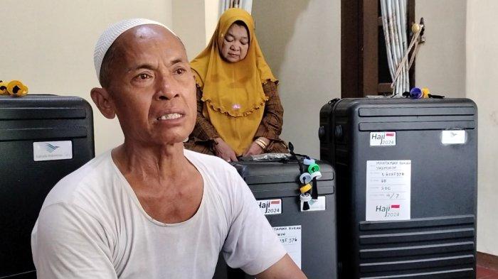 Iskan Engsan (61) bersama istrinya Muntaham Rukam (58) calon jamaah haji kloter 68 Kabupaten Kudus, saat menceritakan perjuangannya untuk berangkat haji.