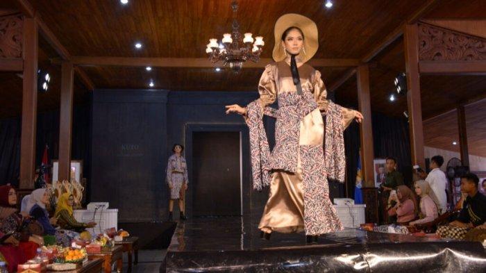 Ajang Cilacap In Fashion 2023 digelar di Pendopo Wijayakusuma Cakti Cilacap, Kamis (23/11/2023). Ajang tersebut sebagai upaya mempromosikan batik khas Cilacap oleh Dekranasda Kabupaten Cilacap.