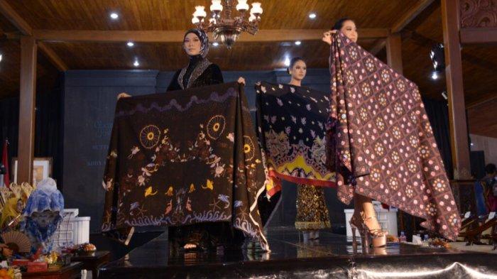 Ajang Cilacap In Fashion 2023 digelar di Pendopo Wijayakusuma Cakti Cilacap, Kamis (23/11/2023). Ajang tersebut sebagai upaya mempromosikan batik khas Cilacap oleh Dekranasda Kabupaten Cilacap.