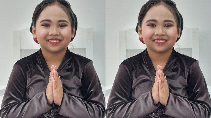 Rangkung Basundari, dalan anak perempuan, Karanganyar, Rabu (1/11/2023). Basundari baru kelas 3 SD dan menekuni dalang setelah melihat sang ayah, Ki Cahyo Kuntadi, tampil mendalang di televisi.