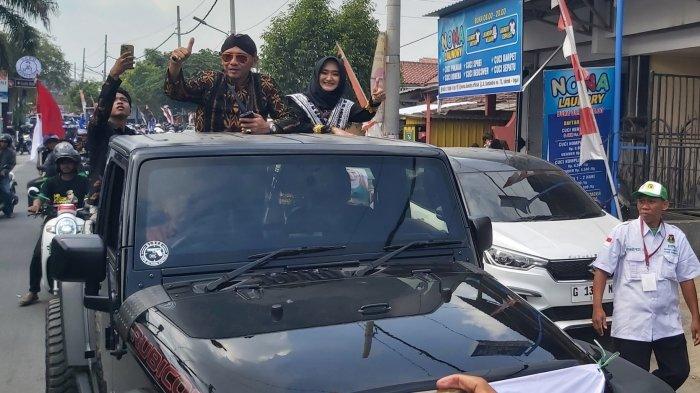 Petahana Wali Kota Tegal, Dedy Yon Supriyono bersama Tazkiyyatul Muthmainnah atau Iin menaiki Rubicon saat hendak mendaftar Pilkada Kota Tegal 2024 ke Kantor KPU Kota Tegal, Kamis (29/8/2024).