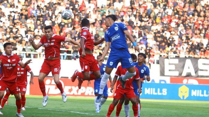 Pemain PSIS Semarang, Alfeandra Dewangga berduel udara dengan sejumlah pemain Persis Solo pada laga lanjutan Liga 1 bertajuk Derby Jateng yang berlangsung di Stadion Manahan Solo, Sabtu (3/9/2022) sore.