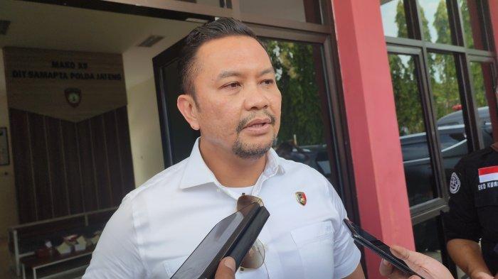 Dirreskrimum Polda Jateng, Kombes Pol Johanson Simamora memberikan keterangan terkait kasus penangkapan enam debt collector atau mata elang di Kota Semarang, Rabu (15/11/2023). Debt collector ditangkap karena melanggar hukum saat menarik paksa kendaraan milik warga.