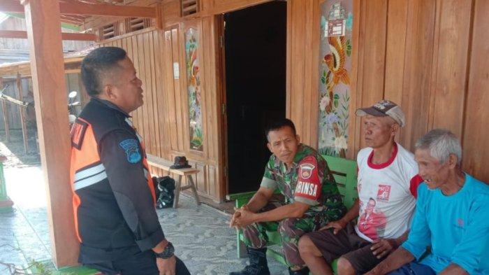 Jamin (kaus putih) dan Sarmo (kaus biru) memberi keterangan kepada petugas terkait rel kereta api putus di jalur hulu Km 57+1, petak jalan antara Stasiun Doplang dan Stasiun Randublatung, Kabupaten Blora, Minggu (6/10/2024). Isyarat mereka membuat perjalanan KA Dharmawangsa Ekspress selamat.