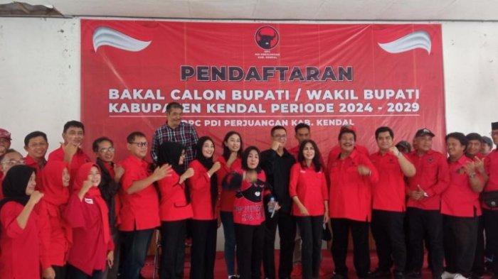 Sejumlah kader PDIP mengantar anggota DPRD Jateng dari Fraksi PDIP, Dyah Kartika Permanasari mengembalikan formulir pendaftaran bakal calon bupati untuk Pilkada Kendal 2024.