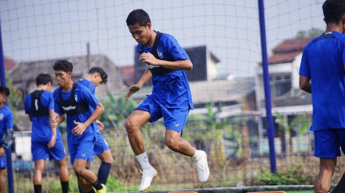 Pemain baru PSIS Semarang, Evan Dimas Darmono menjalani latihan perdana bersama skuat Mahesa Jenar di Lapangan Wisesa, Mranggen, Demak, Rabu (15/11/2023). Evan Dimas bergabung dengan status pinjaman dari Arema FC selama putaran kedua BRI Liga 1 2023/2024.