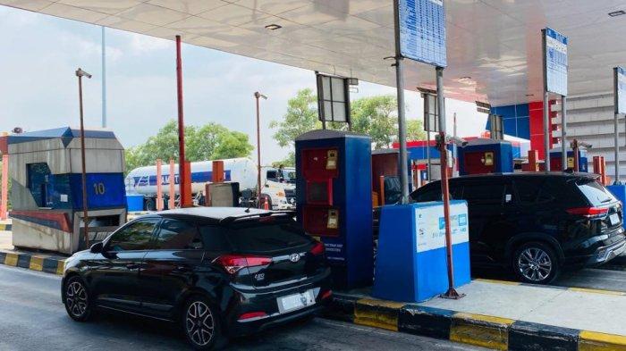 Sejumlah kendaraan melintas di Exit Tol Adiwerna, Kabupaten Tegal, Jawa Tengah, Sabtu (23/12/2023). Kendaraan yang masuk ke Jateng melalui ruas tol Pejagan-Pemalang mengalami peningkatan saat libur Natal dan Tahun Baru atau Nataru kali ini.