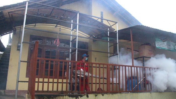 Dinkes Wonosobo melakukan fogging atau pengasapan di wilayah Kelurahan Kejiwan, Wonosobo. Kasus DBD meningkat pada awal 2024 ini, Jumat (2/2/2024).