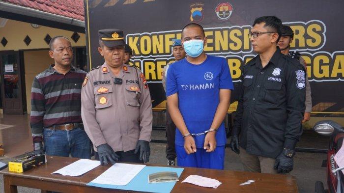 Polisi menghadirkan tersangka kasus penipuan dan penggelapan sepeda motor di Purbalingga, Kamis (25/4/2024). Tersangka menggadaikan sepeda motor milik teman.