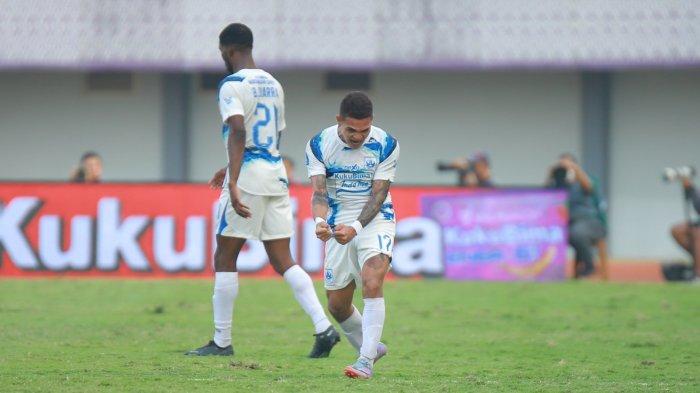 Pemain PSIS Semarang, Paulo Gali Freitas merayakan golnya ke gawang Dewa United dalam lanjutan Liga 1 2023/2024 di Stadion Indomilk Arena, Tangerang, Senin 14 Agustus 2023 sore. Pada laga ini, Gali Freitas mencetak satu gol dan dua assist.