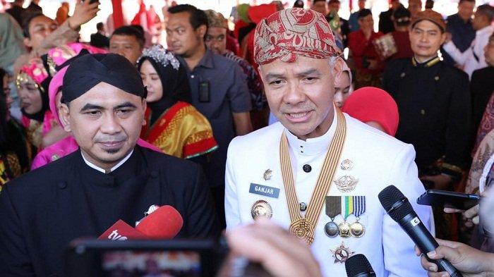 Gubernur Ganjar Pranowo dan Wakil Gubernur Taj Yasin memberi keterangan kepada wartawan seusai upacara HUT RI di Lapangan Pancasila, Simpanglima, Kota Semarang, Kamis (17/8/2023). Ganjar mengucapkan terima kasih atas partisipasi masyarakat Jawa Tengah selama 10 tahun kepemimpinannya.