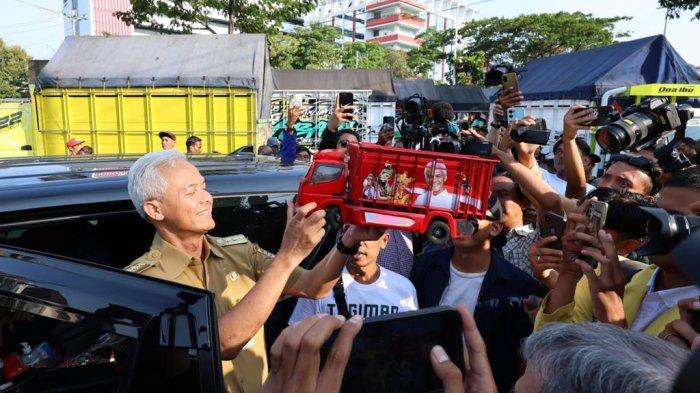 Gubernur Jawa Tengah, Ganjar Pranowo mendapatkan miniatur truk. Sejumlah truk mengepung Kantor Gubernur Jawa Tengah Ganjar Pranowo, jelang berakhir masa jabatannya, Senin (4/9/2023). Bukan untuk demonstrasi, mereka justru ingin menobatkan politikus berambut putih itu sebagai