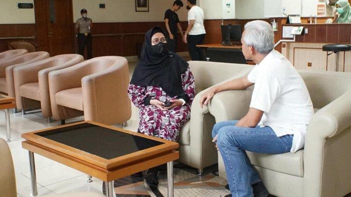 Ganjar Pranowo ditemui istri Emha Ainun Nadjib (Cak Nun), Novia Kolopaking, saat menjenguk sang budayawan di RSUP dr Sardjito, DI Yogyakarta, Sabtu (5/8/2023).