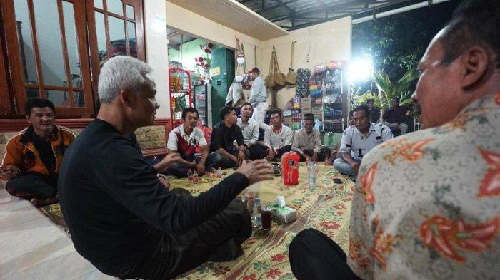 Warga Dusun Penguripan, Desa/Kecamatan Polokarto, Kabupaten Sukoharjo, semringah dan bahagia betul pada Selasa (11/7/2023) malam kemarin. Sebab, malam itu Gubernur Jawa Tengah Ganjar Pranowo menghabiskan malam dengan menginap di rumah penduduk dan ngobrol lebih dekat dengan warga setempat.